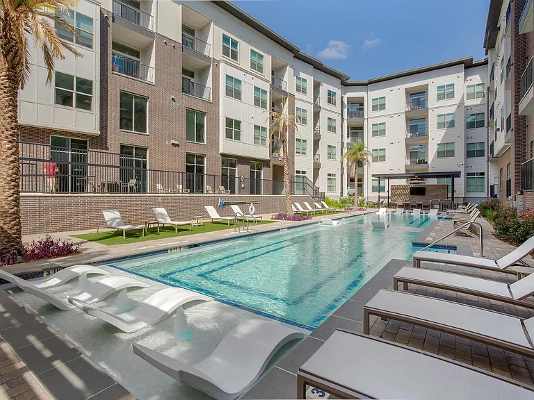 The Monroe Apartments — Photo 22