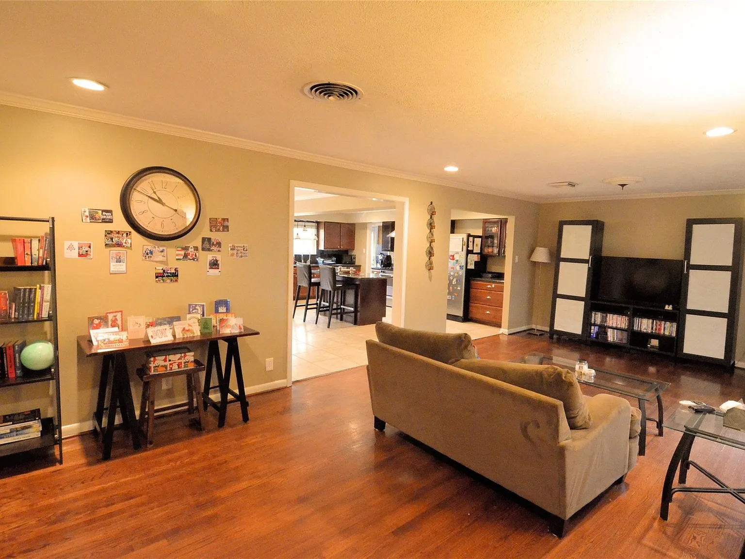3 bed, 2.0 bath, 1944 sqft, $2,098 — Photo 2