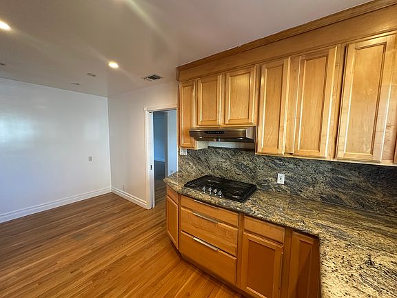 Kitchen: w eat-in area