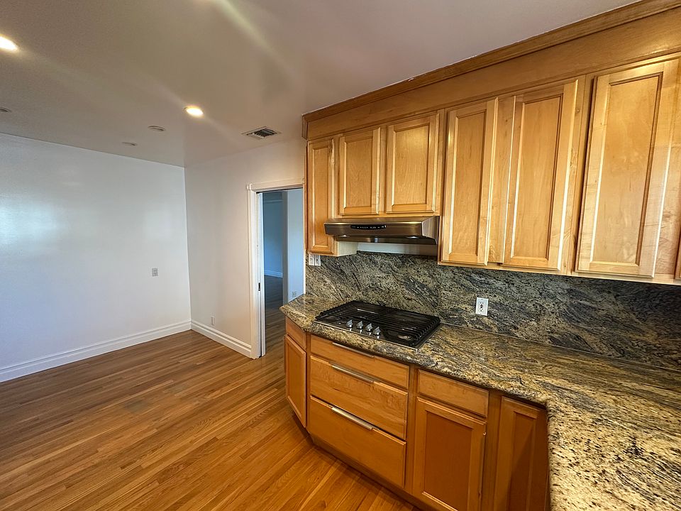 Kitchen: w eat-in area