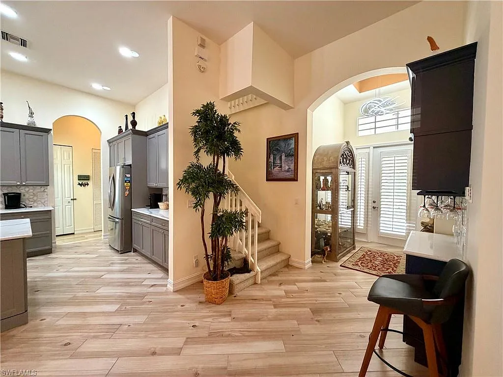 3 bed, 2.0 bath, 2599 sqft, $9,500 — Photo 4