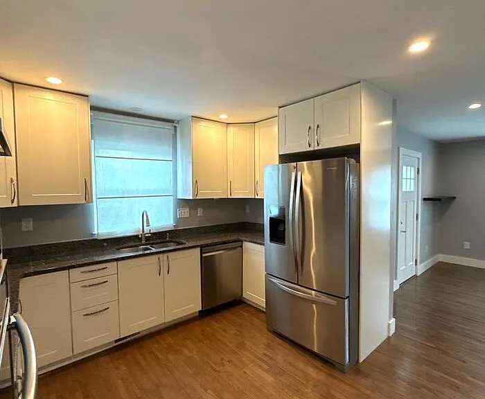 300 E Peterson Dr — Photo 8
