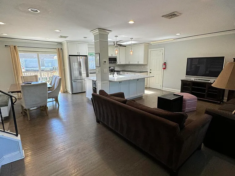 282 Lawrence Ave — Photo 3