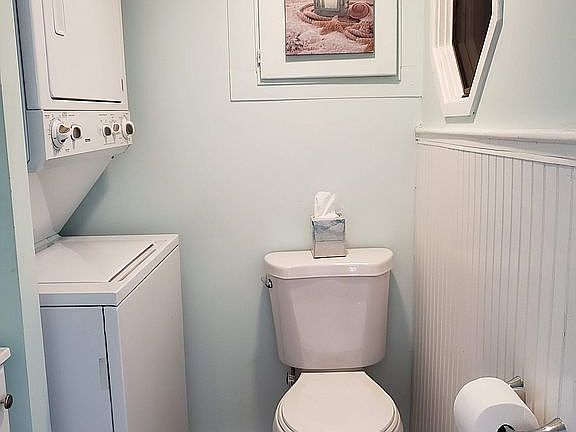 Cottage upstairs 1/2 bath