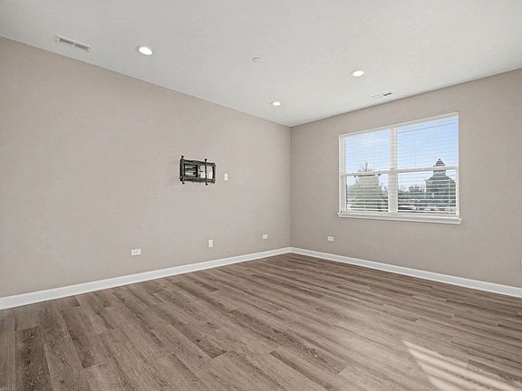 5th image of 253 Masters Dr