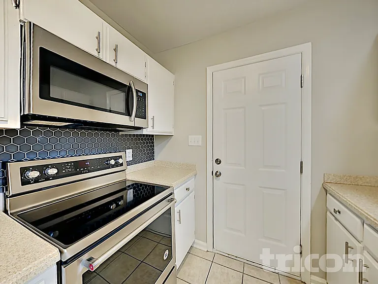 7300 Yorkville Ct — Photo 8