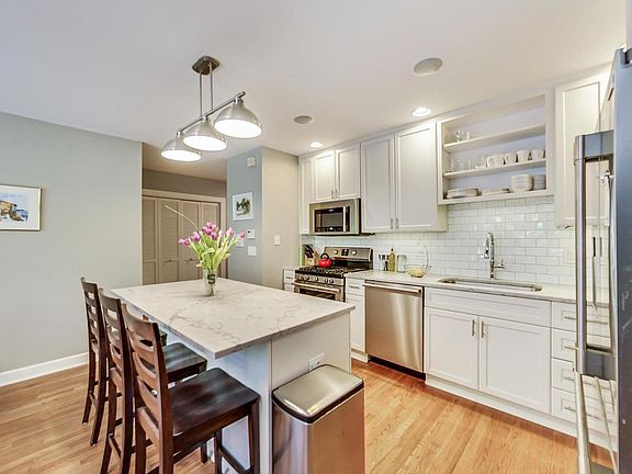 5th image of 2247 N Oakley Ave #2