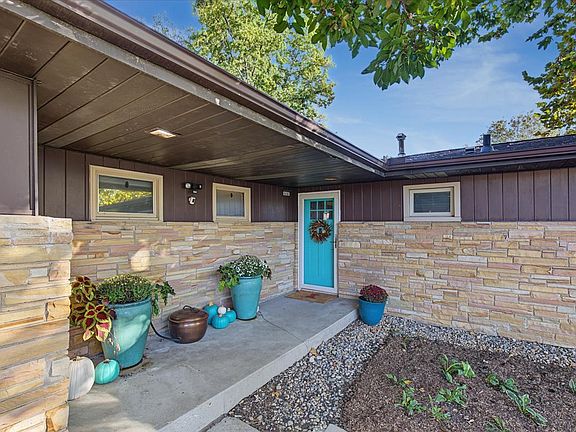 3rd image of 808 S Fair St