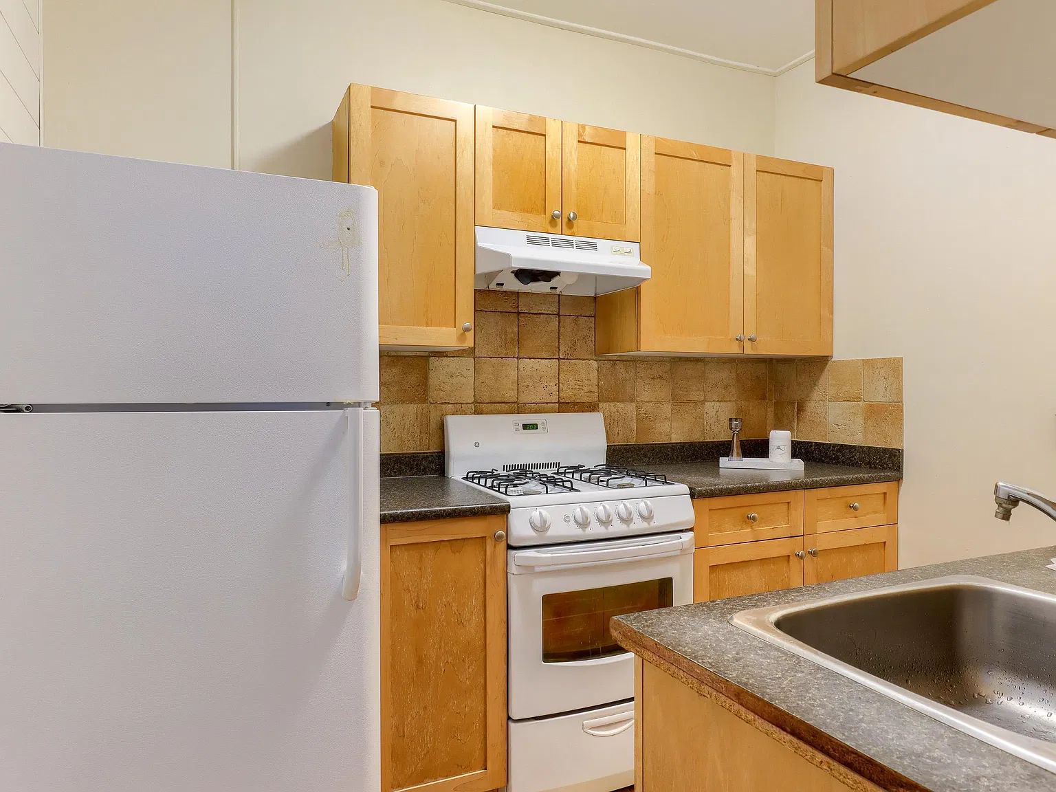 3 bed, 811 sqft, $3,490 — Photo 4