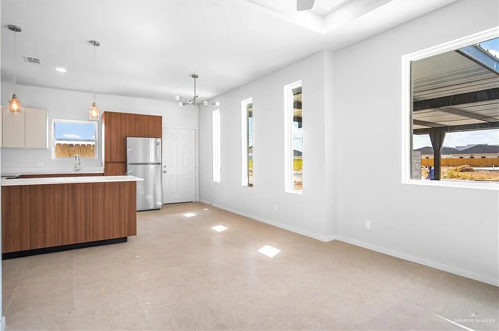 2 bed, 2.0 bath, 4000 sqft, $1,100 — Photo 3