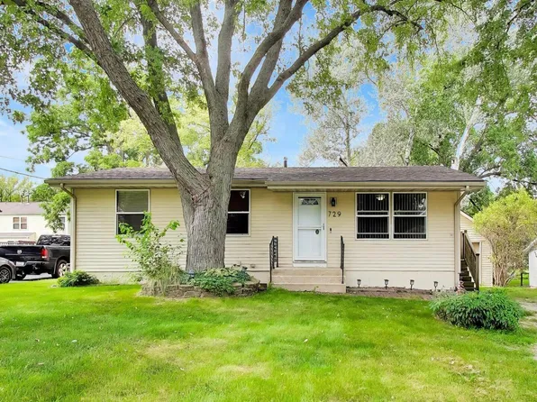 729 Brink St, Woodstock, IL 60098
