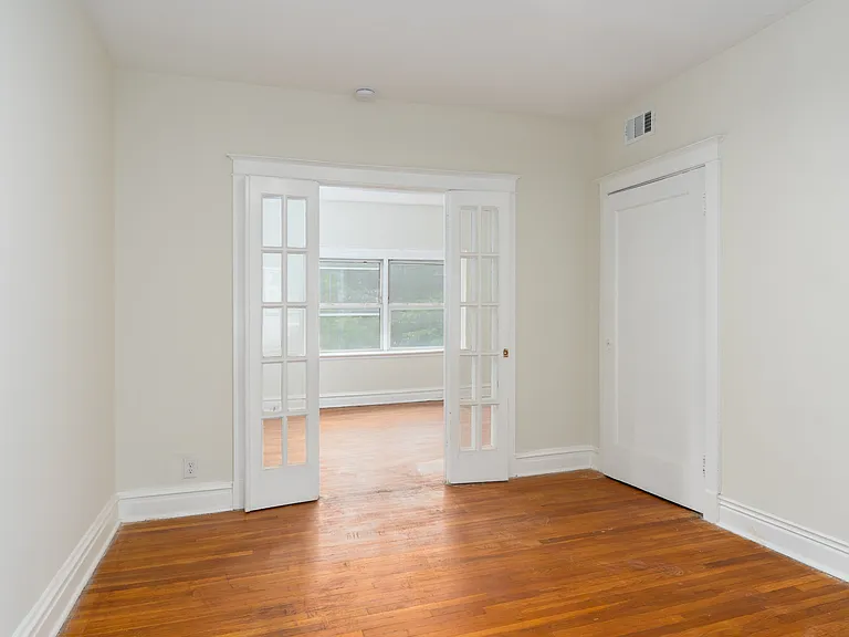 6301 N Rosebury Ave #2E — Photo 2