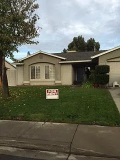 3 bed, 1200 sqft, $2,400 — Photo 2