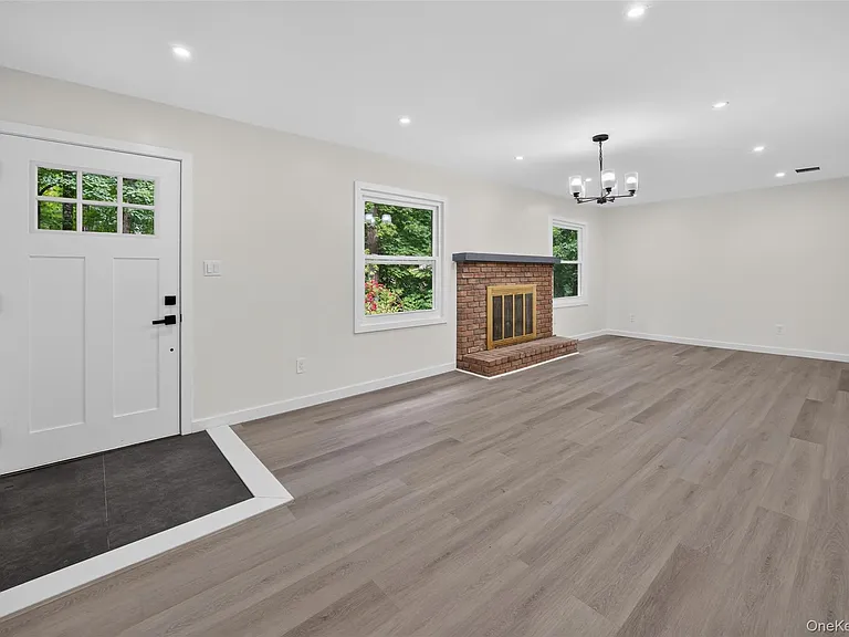 179 Roosevelt Rd — Photo 11