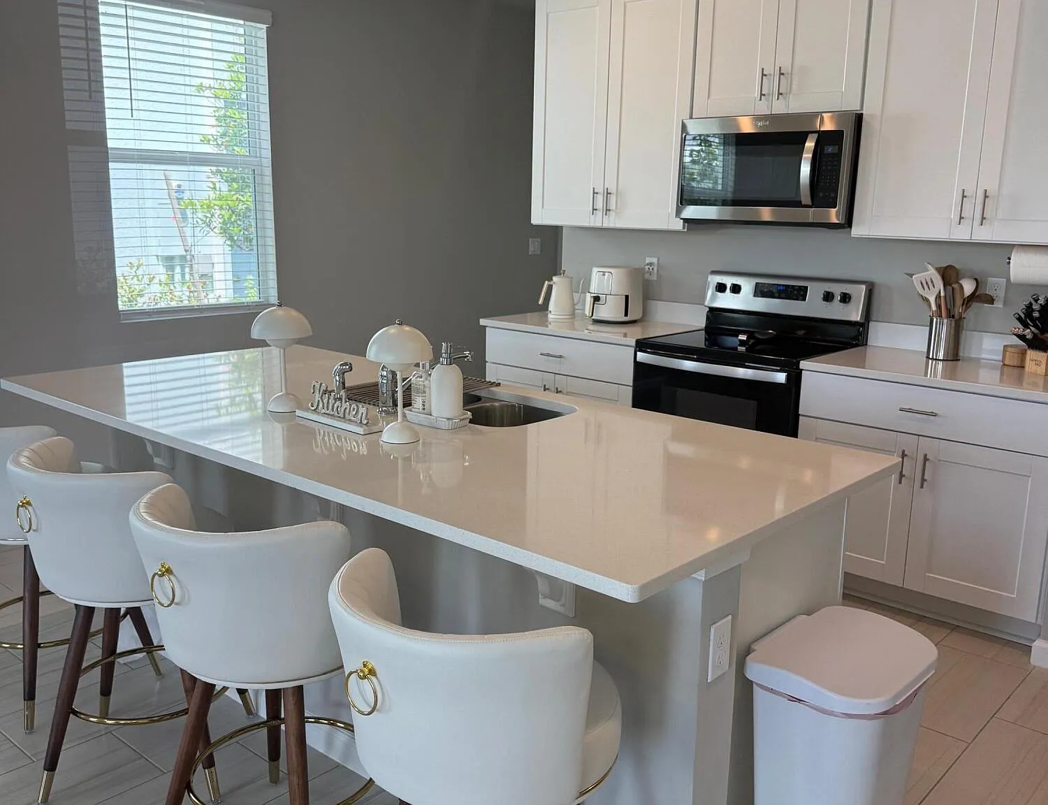 3 bed, 2.5 bath, 1808 sqft, $3,200 — Photo 2
