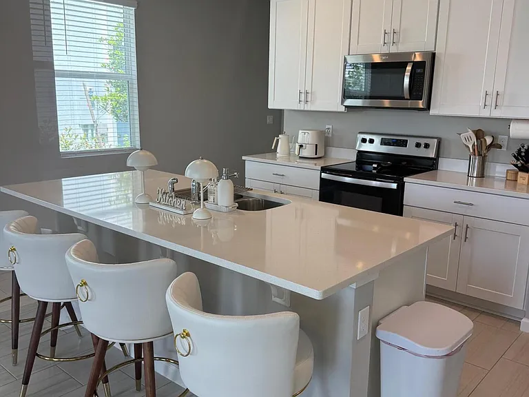 389 Salisbury Cir — Photo 2