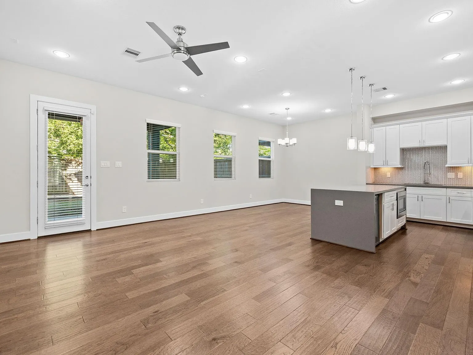 3 bed, 3.5 bath, 2017 sqft, $2,890 — Photo 4