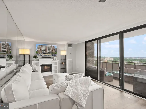 250 S Reynolds St APT 801, Alexandria, VA 22304