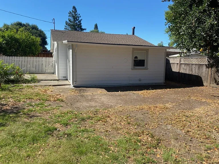 18048 Comstock Ave — Photo 3