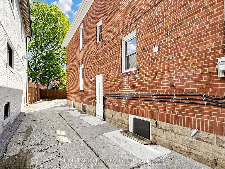 919 Avenue Rd #3 — Photo 31