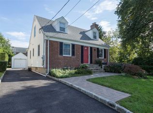 20 Ridge Dr, Manhasset, NY 11030