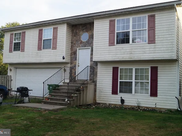 35 Revolution Dr, Bunker Hill, WV 25413