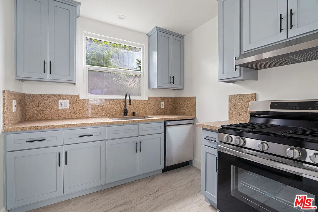 2 bed, 850 sqft, $4,350 — Photo 4