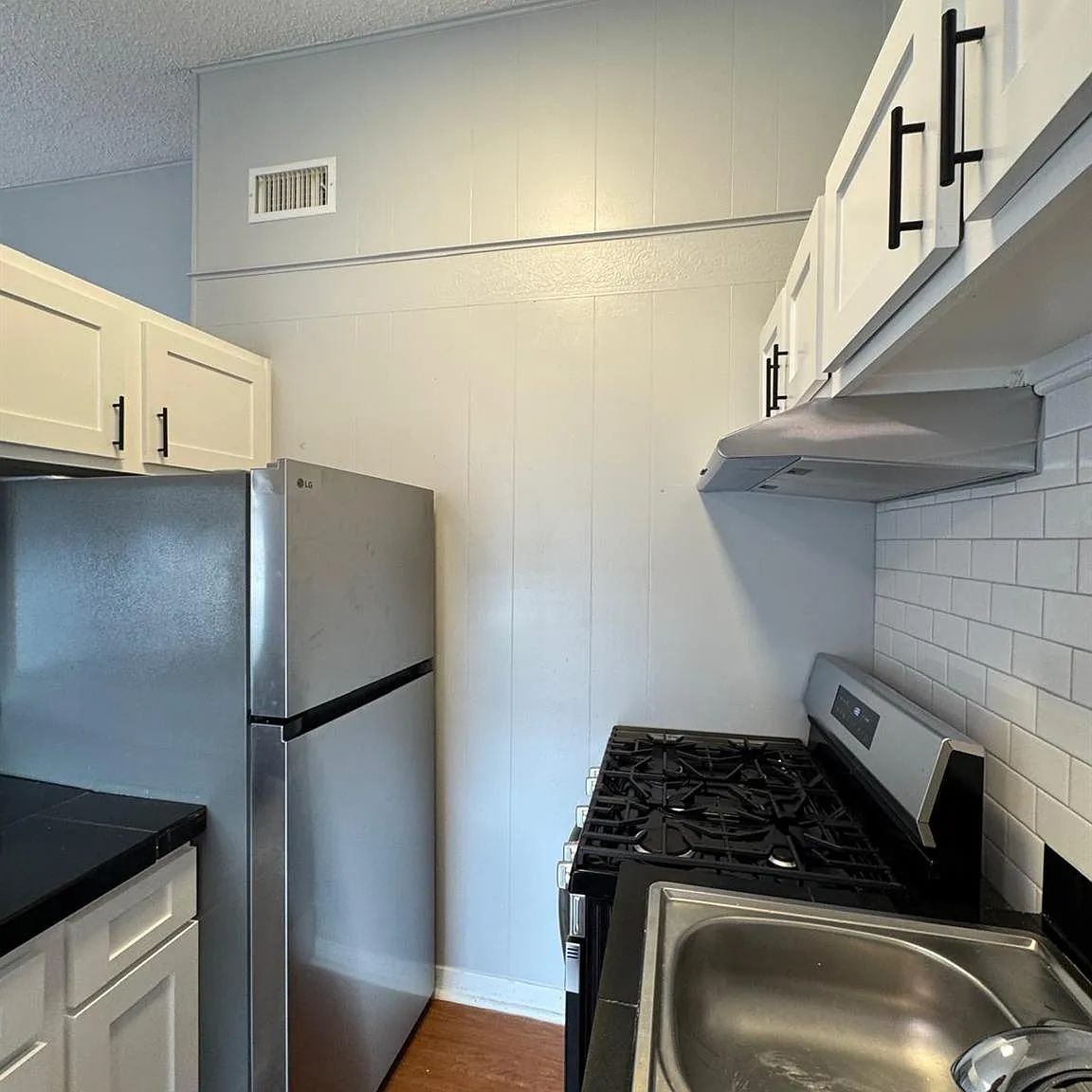 2 bed, 1.0 bath, 2800 sqft, $1,295 — Photo 4