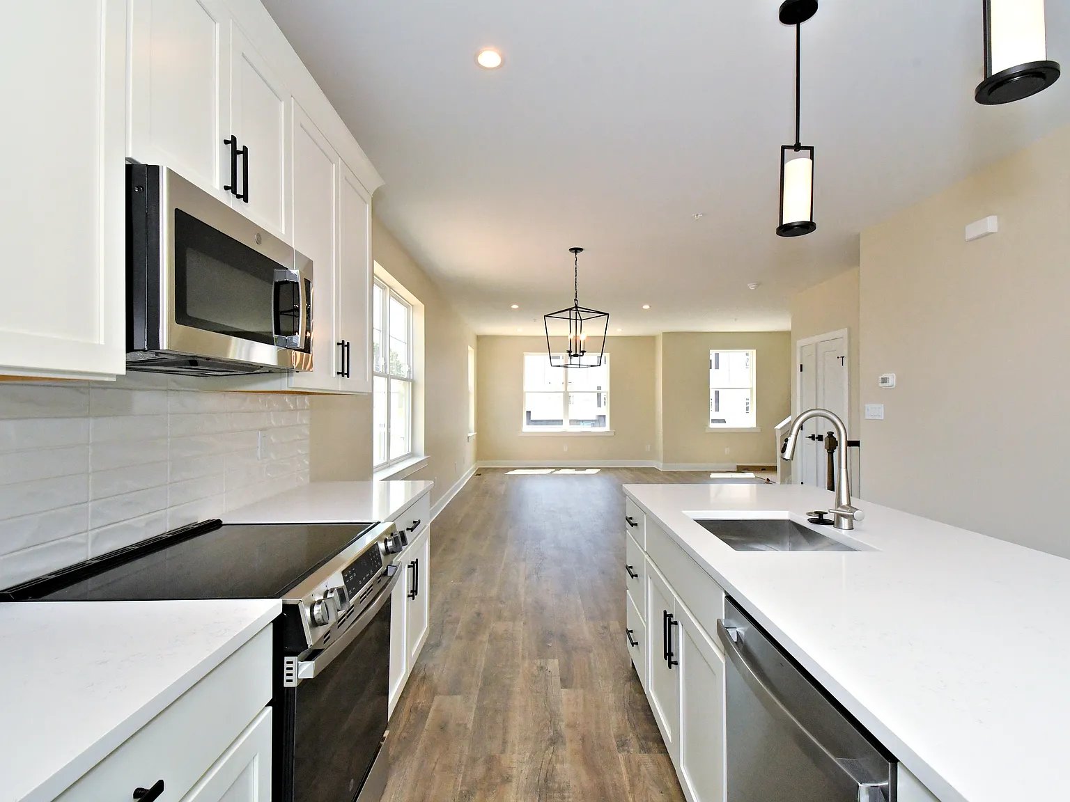4 bed, 2033 sqft, $3,295 — Photo 2