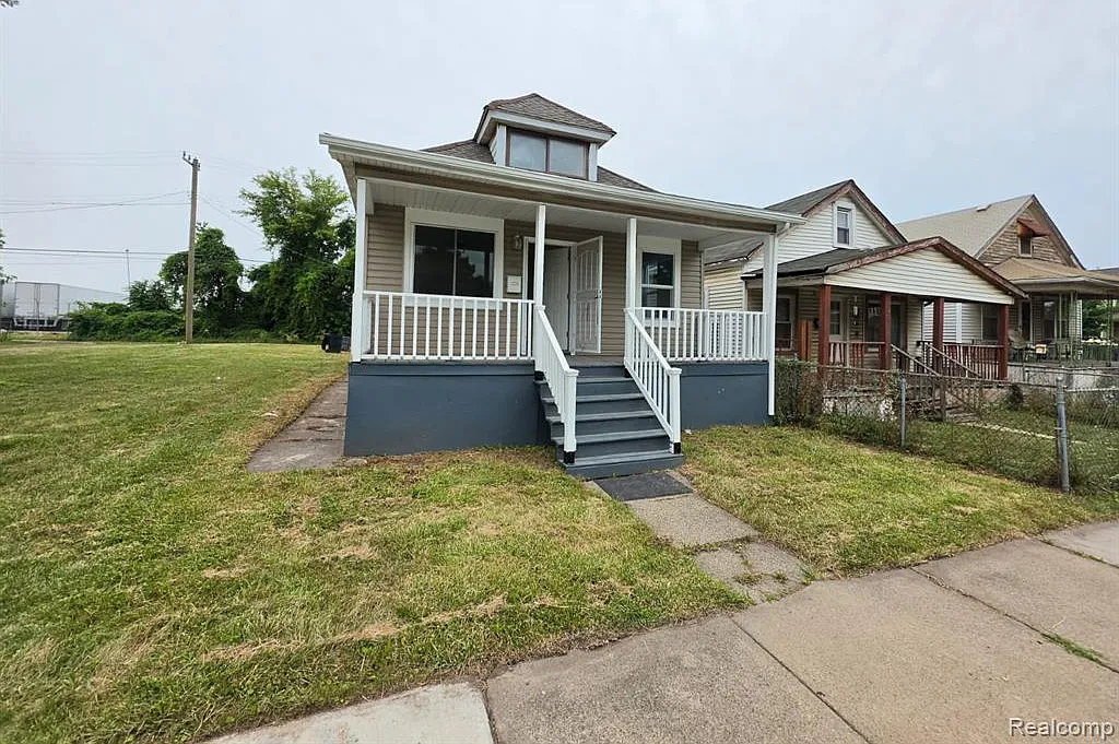 3 bed, 1.0 bath, 802 sqft, $1,300 — Photo 1