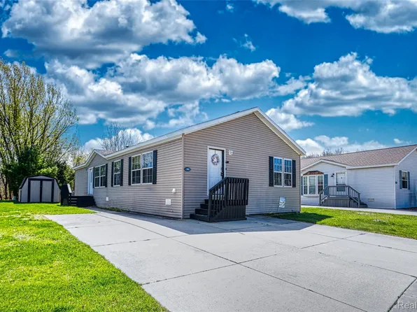 280 Pompano Ct, Lapeer, MI 48446