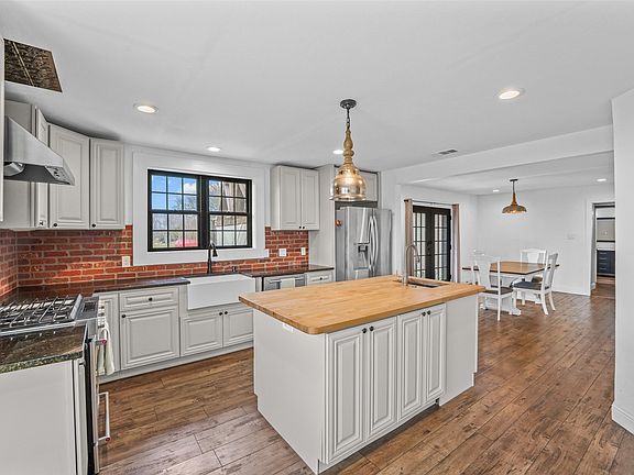 4th image of 2075 Airport Rd