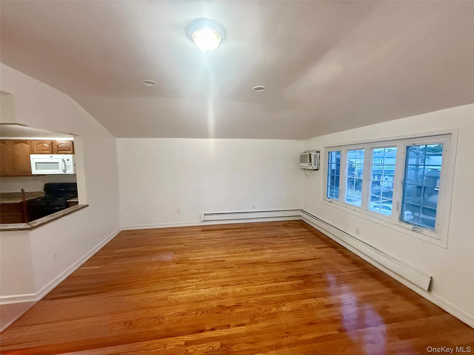 3 bed, 2.0 bath, 2250 sqft, $3,800 — Photo 2