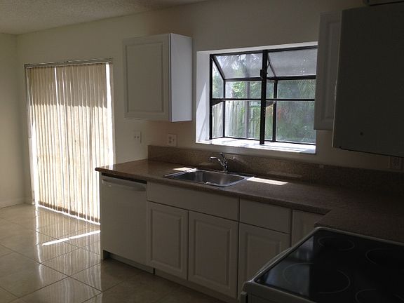 5th image of 628 Woodgate Cir