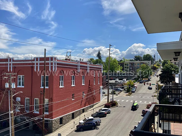 200 E Maple St — Photo 302