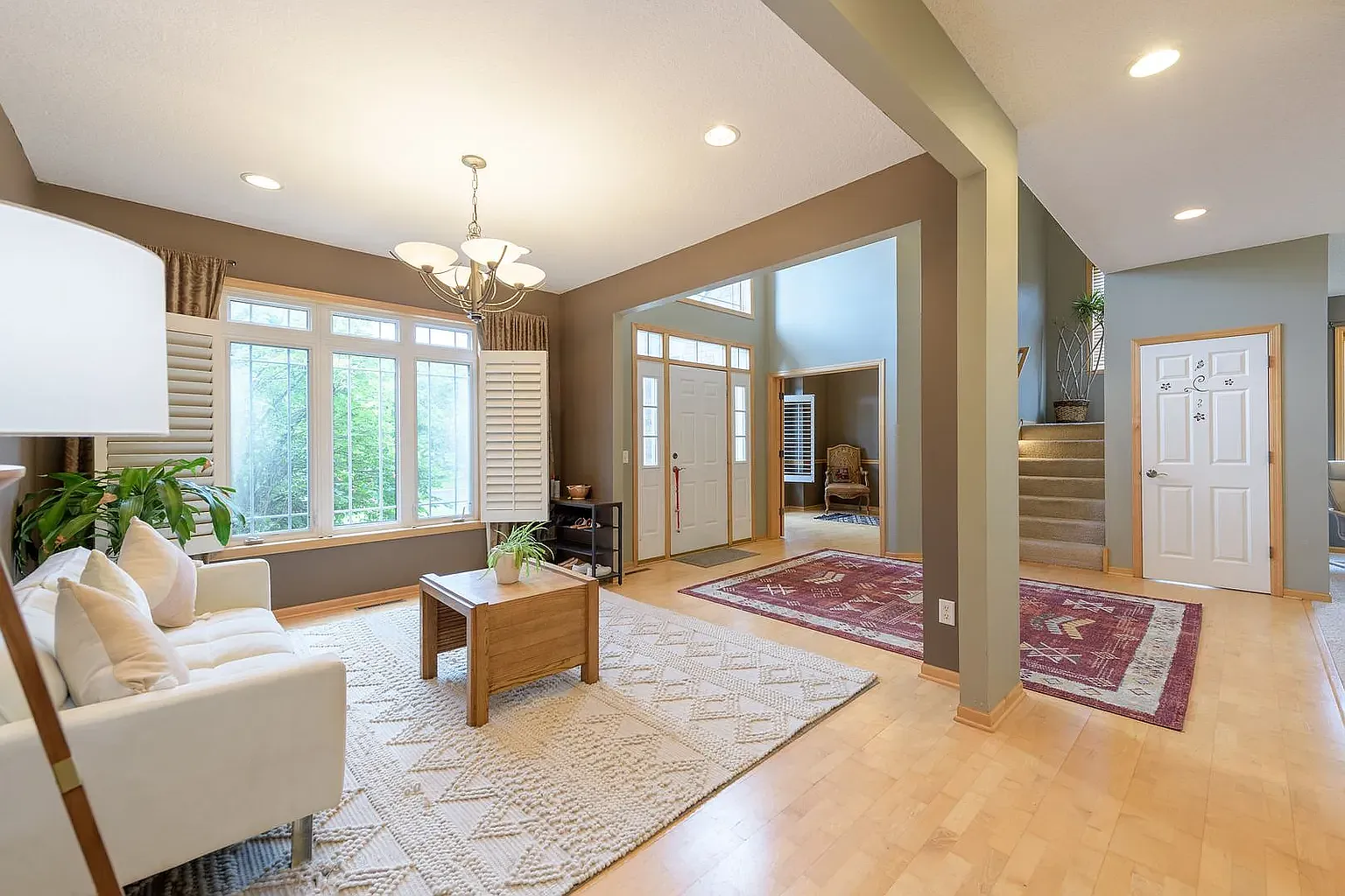 5 bed, 3.5 bath, 3608 sqft, $3,900 — Photo 3