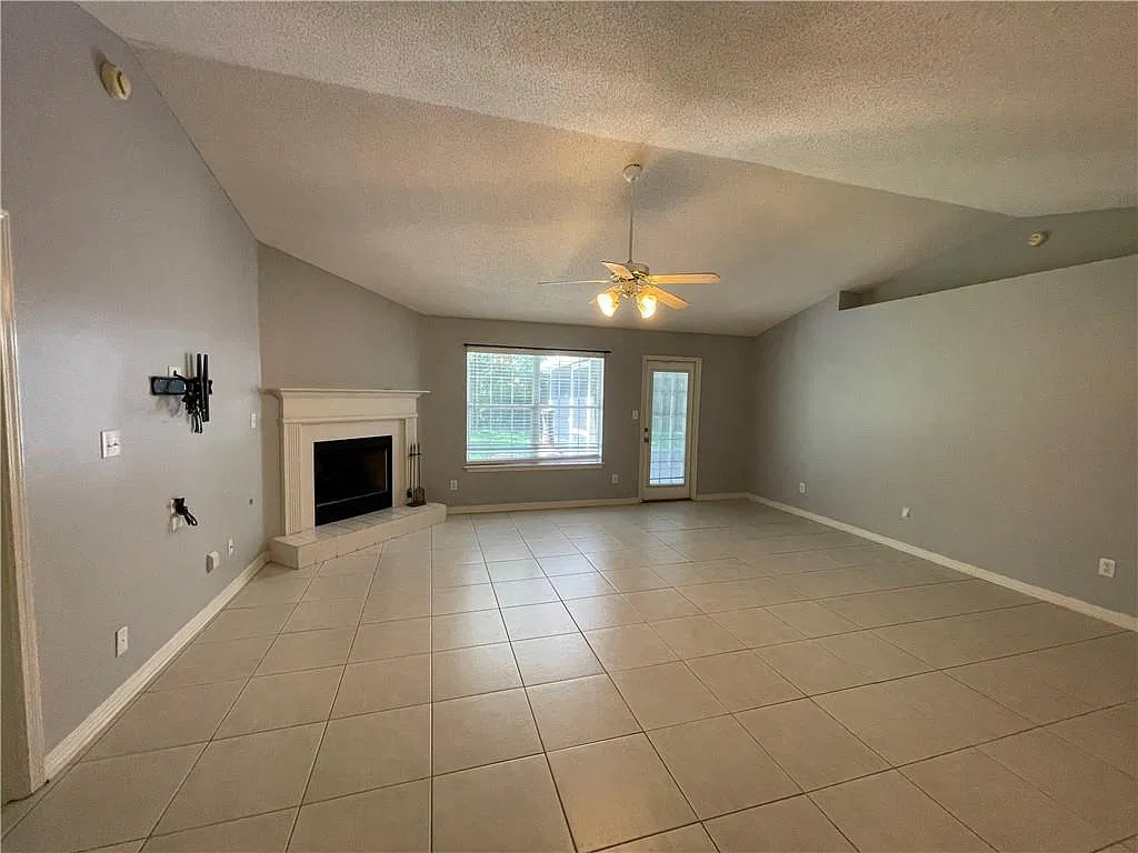 4 bed, 2.0 bath, 2004 sqft, $1,895 — Photo 4