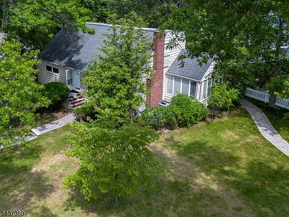 2nd image of 18 Aspen Rd