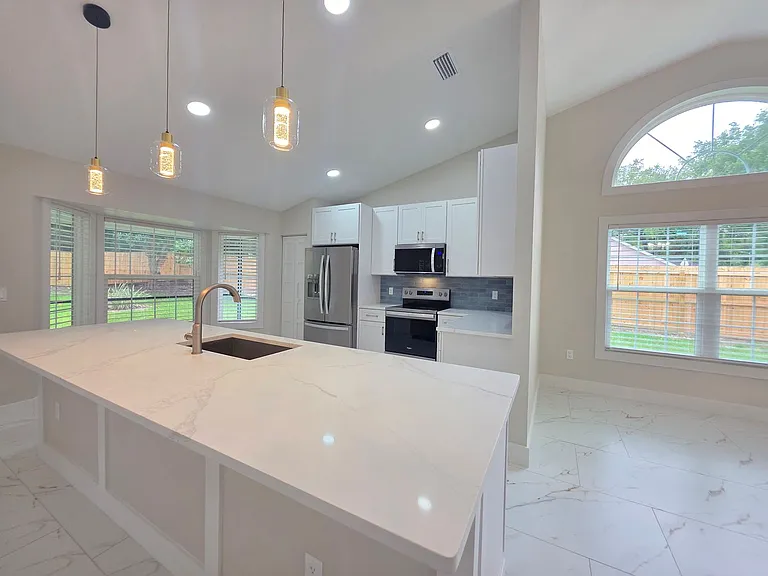 9405 SW 21st Ave — Photo 4