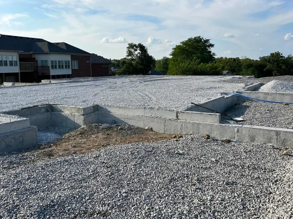 2027 Berry Hill Dr, Frankfort, KY 40601