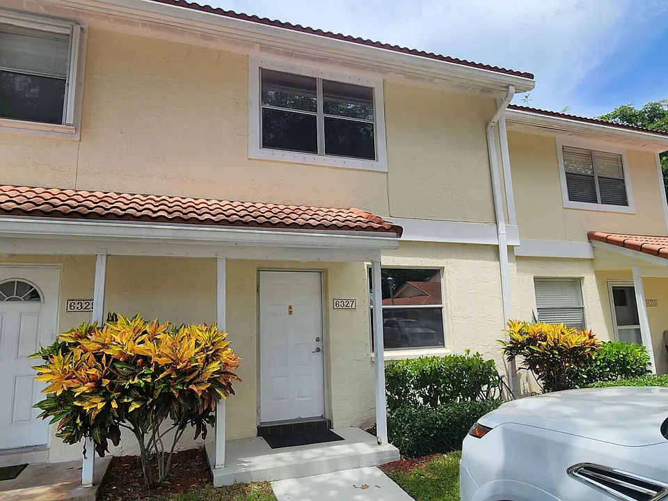 6327 Walk Cir