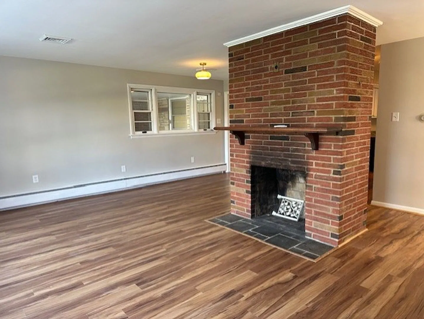 This 3-bedroom, 2.5-bath home in Harrisburg, PA offers a practical layout with comfortable featur... — Photo 2