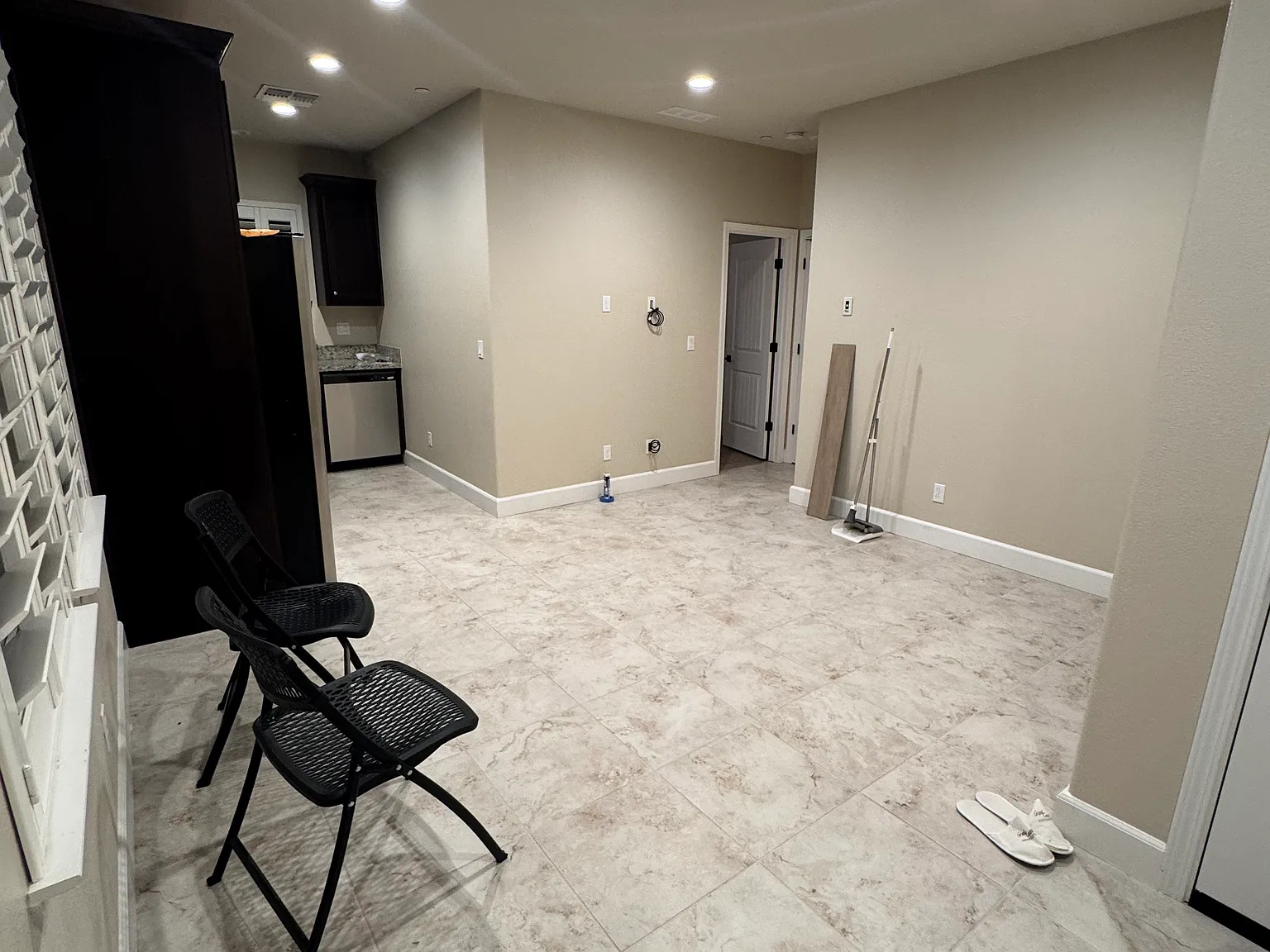 223 E Cara Ct — Photo 4