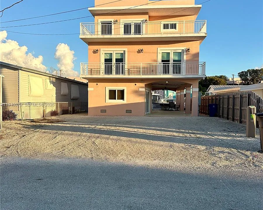 1516 Aqueduct Ln