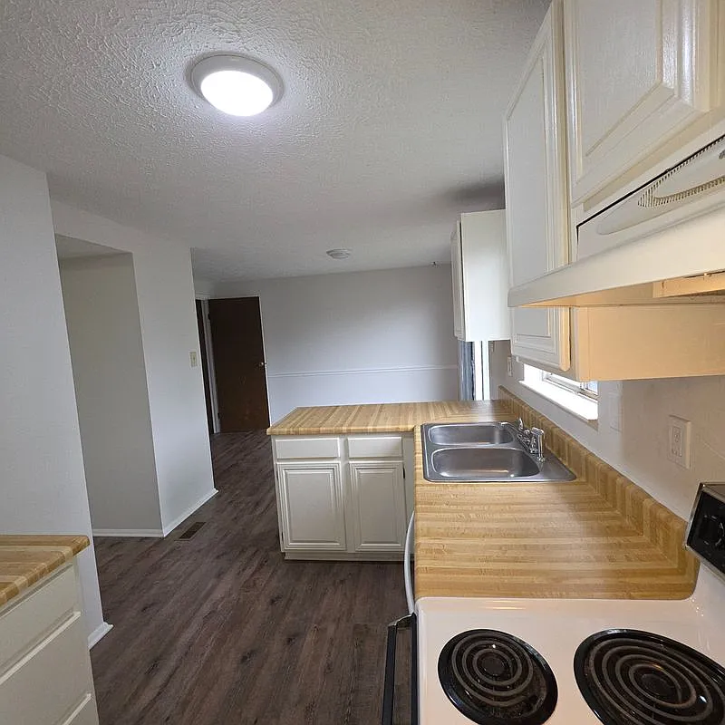 3 bed, 1.0 bath, 1060 sqft, $2,700 — Photo 4