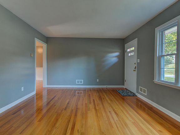 3rd image of 3270 Fleetwood Ave