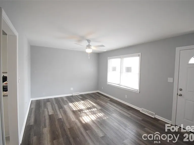 924 Edgegreen Dr — Photo 2