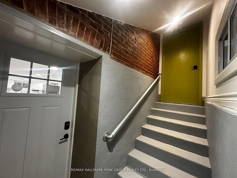 420 Osborne St #LOWER — Photo 4