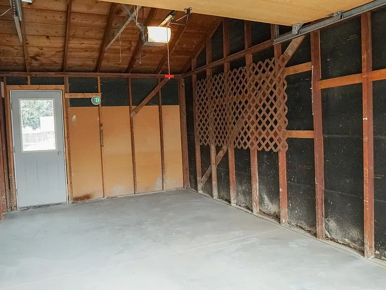 1528 Clark Ave — Photo 14