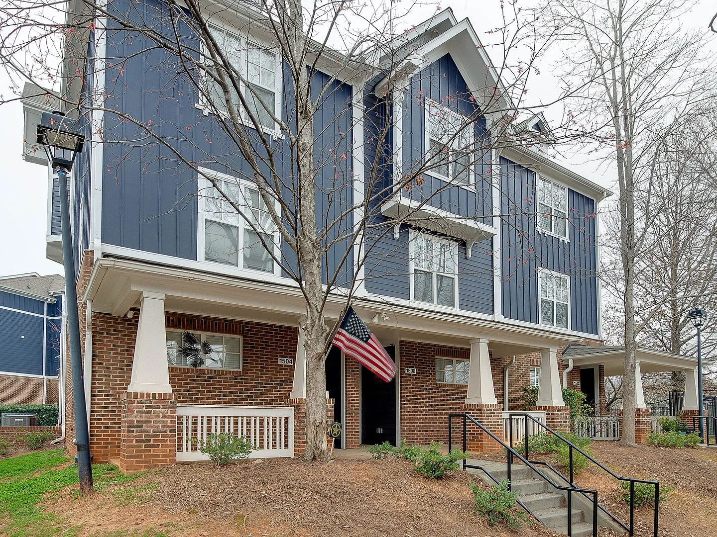 Wesley Heights Townhome with City Views — Photo 2